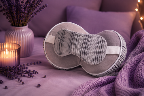 Cuscino relax DreamHug™ 2-in-1 di aimDreams, morbido e confortevole, ideale per un sonno rilassante e riposante.